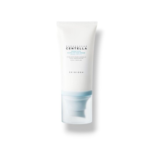 SKIN1004 Madagascar Centella Hyalu-Cica Water-Fit Sun Serum SPF50+ PA++++ to lekki krem przeciwsłoneczny do twarzy zapewniający wysoką ochronę przed promieniowaniem UVA i UVB.