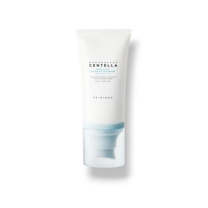 SKIN1004 Madagascar Centella Hyalu-Cica Water-Fit Sun Serum SPF50+ PA++++ to lekki krem przeciwsłoneczny do twarzy zapewniający wysoką ochronę przed promieniowaniem UVA i UVB.